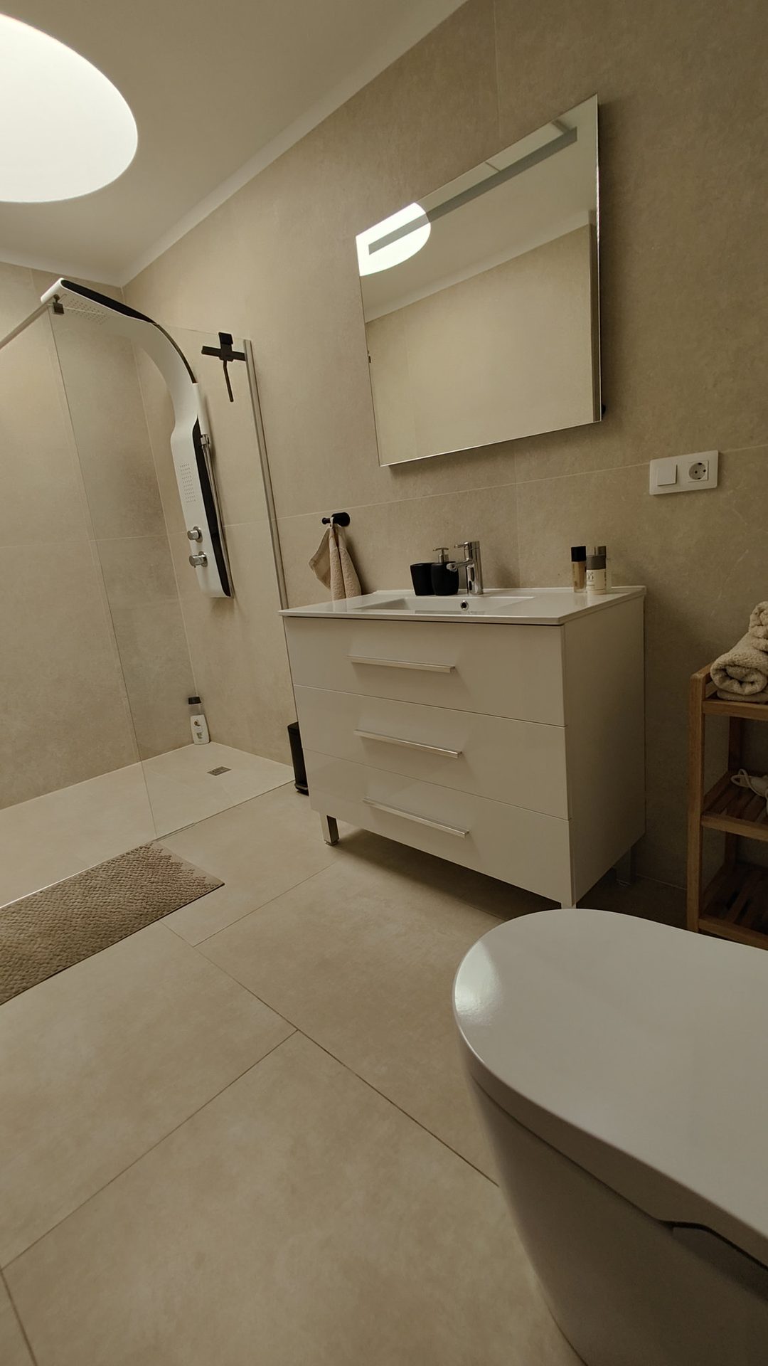 Bathroom next to the larger bedroom