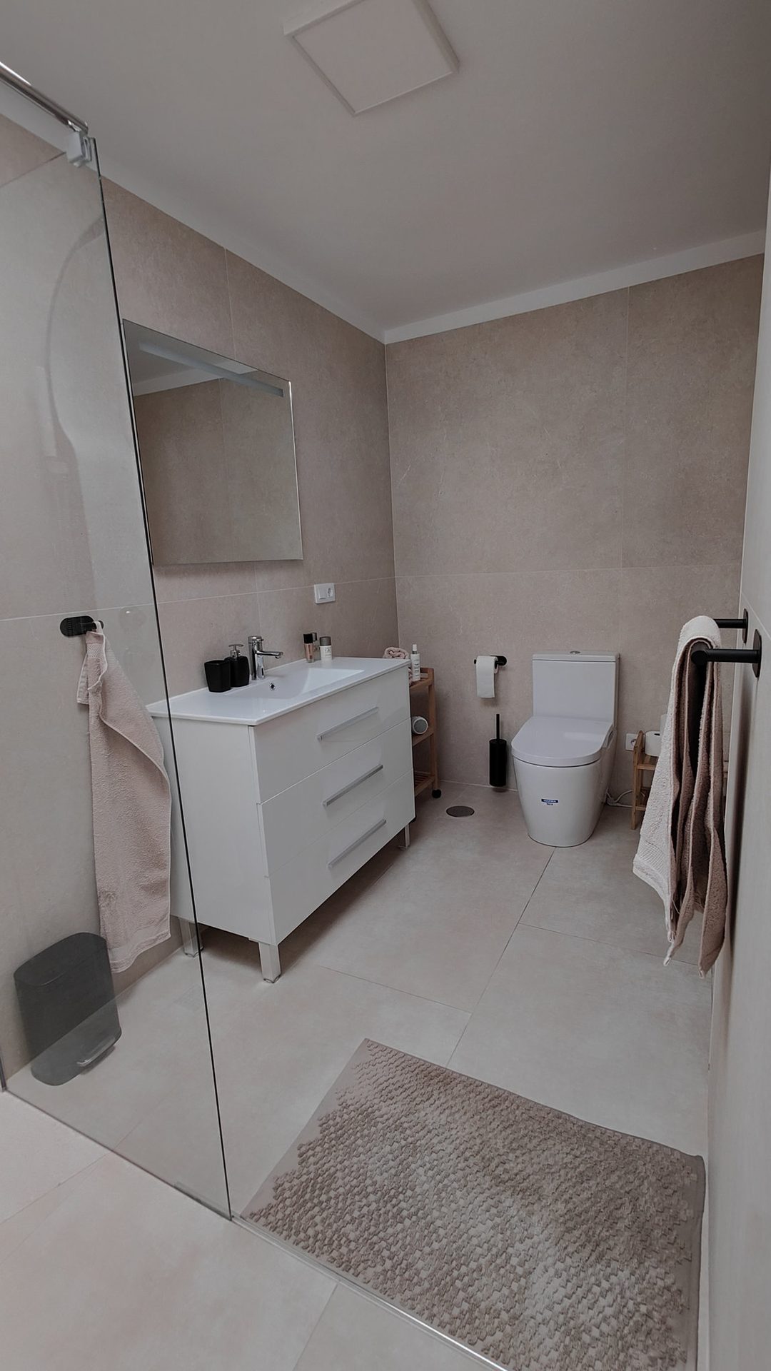 Bathroom next to the larger bedroom